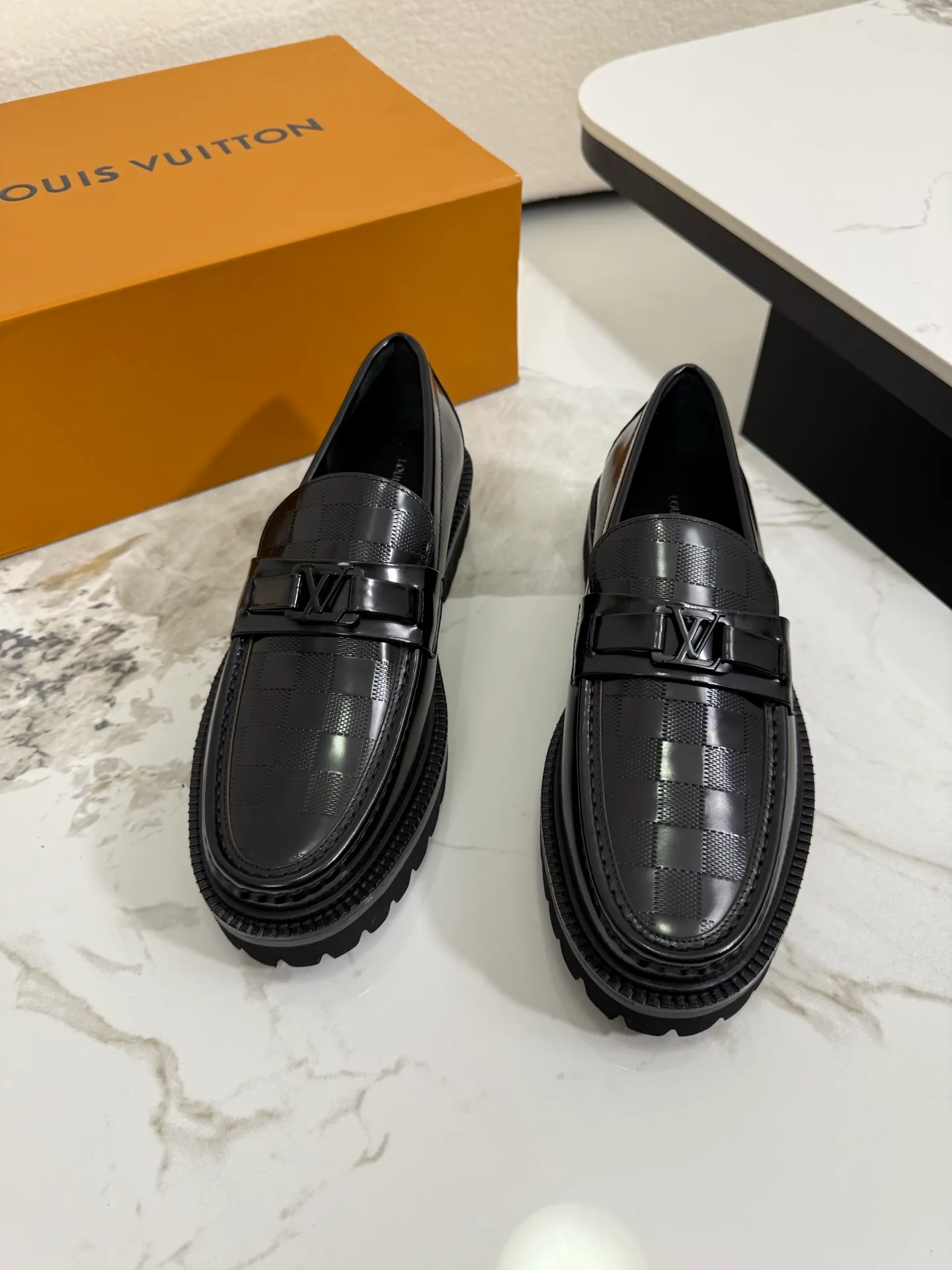 [L Family] Top P: 800💰 ▪️Size: 39-44 (38.45 custom-made) The top male god leather shoes Lv series are sold at the same time with original factory configuration, original cowhide fabric imported from Italy, soft and comfortable, imported water-dyed cow lining, soles: original ultra-light French foam outsole super comfortable, original factory with single goods 🔍🔍high quality, can be entered and exited at will, welcome to compare and synchronize.